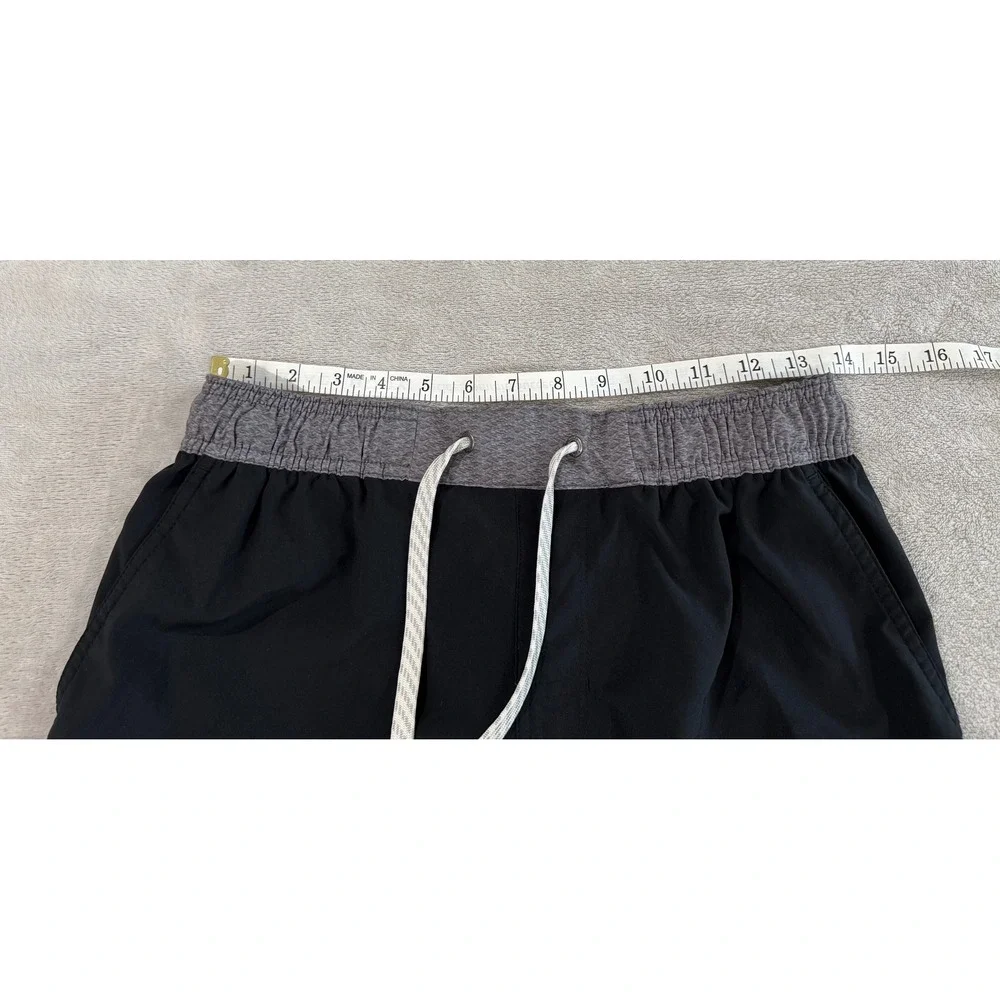 Vuori Kore Shorts Mens Small Black Grey Athletic Training Lined Gym Workout 7.5